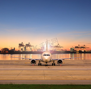 航运摄影照片_货运飞机停车在机场跑道和航运港口背后 