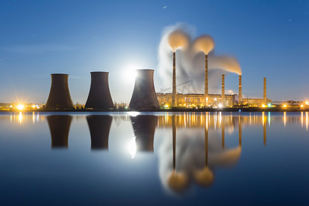 烧煤摄影照片_月亮升起在火力发电厂