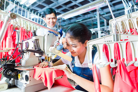 行业工人摄影照片_印尼的裁缝在亚洲纺织工厂