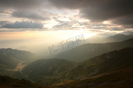 装载摄影照片_喀尔巴阡山脉的日出