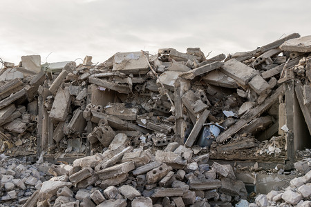 火柴人战争2摄影照片_被毁建筑物的混凝土和金属碎片 - 被摧毁的建筑物