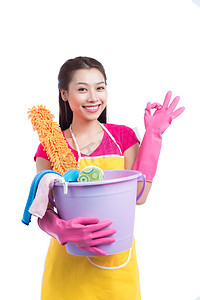 微笑清洗亚洲小姐与显示 ok 的手势，用拇指在白色的粉色橡胶手套