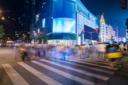 这座城市，到了晚上，穿越夜景去除毛边人群