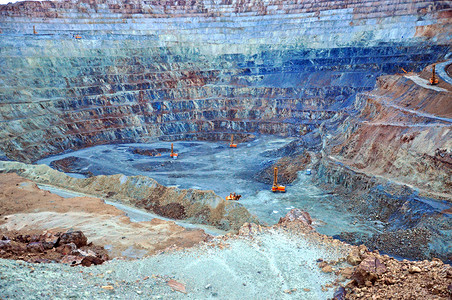 环境矿石摄影照片_露天金矿在 rosia 蒙大拿州，罗马尼亚 