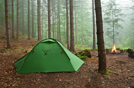 森林里的帐篷