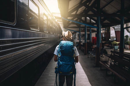 夏天散步摄影照片_旅行者背包旅行, 独自在火车站散步.