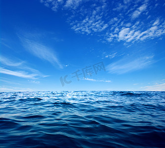 表面摄影照片_夏天蓝色的大海 