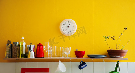 黄墙上的钟，在厨房里