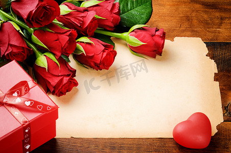 弗洛伦斯摄影照片_红玫瑰与复古纸情人节框架