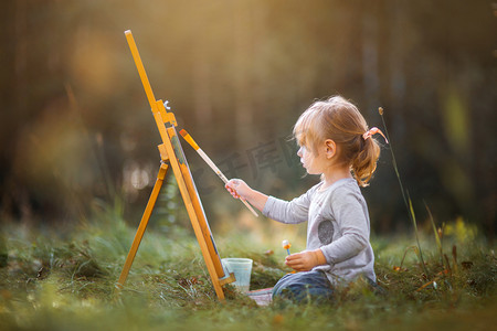 秋天Little girl painting outdoors 