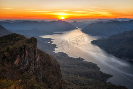 登山峰背景摄影照片_日出山 pha 登銮在湄坪国家公园的景观.