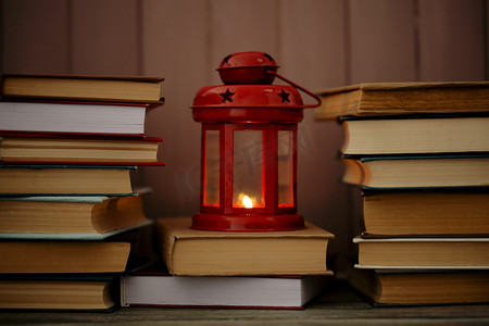 书籍和花灯表和木板背景