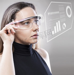 虚拟现实现实摄影照片_戴著未来派智能眼镜的女人