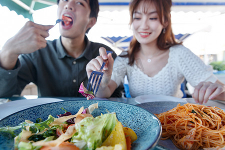 快乐情侣在餐厅里用餐