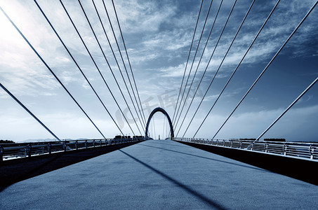 南京日出摄影照片_南京的现代桥梁和摩天大楼