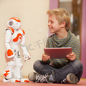 孩子玩和学习与机器人