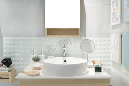 浴室风格摄影照片_内部的浴室配有水槽面盆龙头和镜子。现代 d
