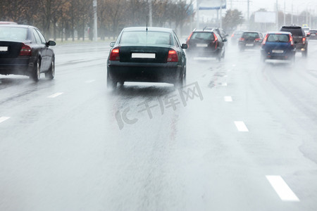 表面摄影照片_在运动期间阴雨天气从车轮喷水车