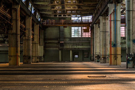 manufacturing摄影照片_Dark industrial interior