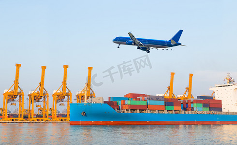 天空背景摄影照片_集装箱货运船用工作吊车装卸桥在造船厂为物流导入导出背景