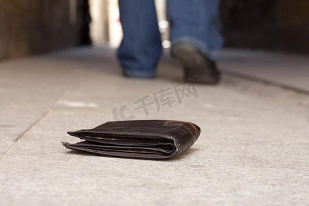 我的钱包ui摄影照片_丢失的钱包上的街和步行的人概念的腿