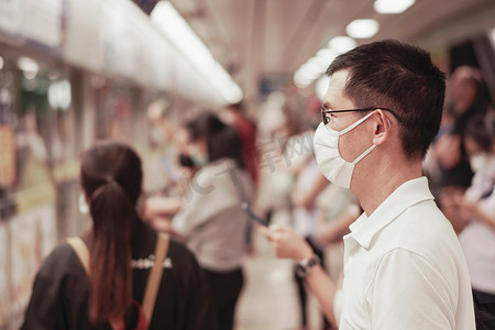 亚洲城市摄影照片_亚洲中年男子戴眼镜、戴口罩等