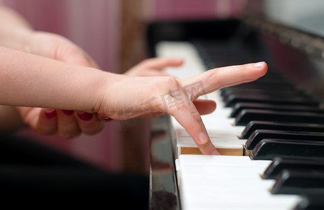弹钢琴的手部特写钢琴培训