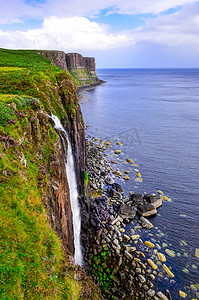 海洋王国摄影照片_苏格兰短裙的在苏格兰高地的海岸线岩壁