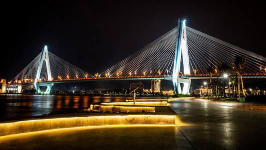 秀丽摄影照片_海口市海口地标海岸线沿线的世纪大桥夜景秀丽，长廊灯火通明（翻译：世纪大桥 )