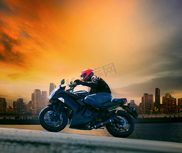 大型电机摄影照片_年轻的男人和安全适合骑大摩托车对美丽