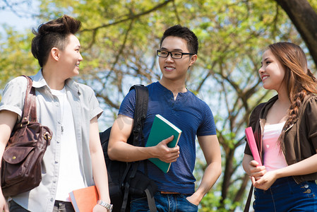 临时出入摄影照片_青年大学生