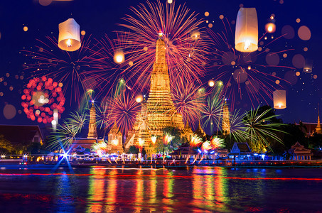 倒计时烟花摄影照片_曼谷新年快乐新年倒计时烟花和灯笼在黎明寺, 泰国曼谷.