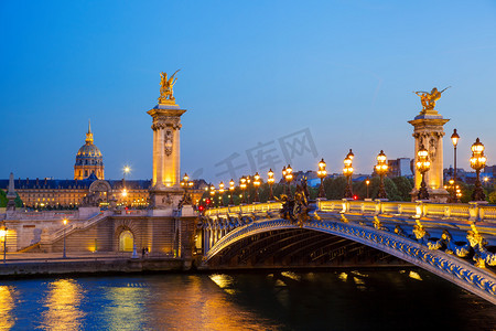 多愁善感摄影照片_在法国巴黎亚历山大三世桥的