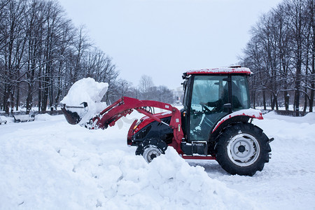 拖拉机在公园里清扫雪