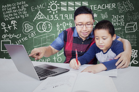 male摄影照片_Teacher guides his male student to study