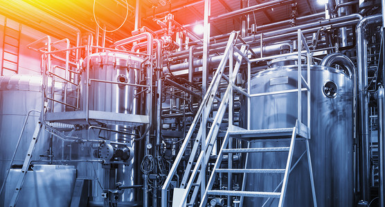 机械加工摄影照片_不锈钢酿造设备: 现代啤酒厂的水箱和管道。酿酒厂生产, 工业背景, 色调