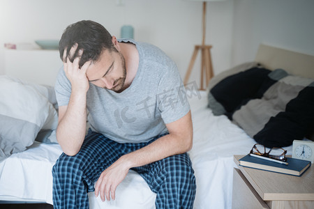 思考问题问题摄影照片_有睡眠问题的人醒来后感到疲倦