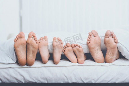 放暑假摄影照片_温馨的一家人的脚