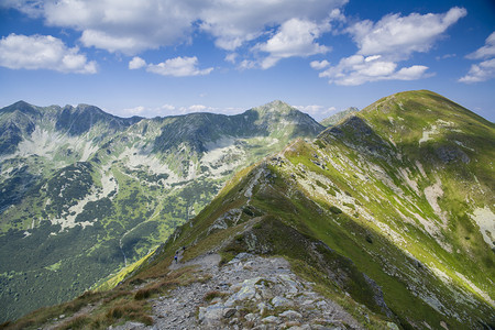 国朝风山摄影照片_Baraniec 的山路, 是斯洛伐克西部 Tatras 的最高山峰之一。斯洛伐克 Tatra 山美丽的风景在途中到山小屋.