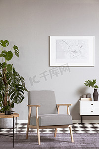 优雅的老式扶手椅在灰色的客厅内部与绘画在墙上