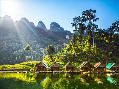 风景摄影照片_夏天东南亚地区的岛屿湖上的木排上的房子