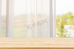 窗幕抽象模糊背景的空木桌顶部用于产品显示