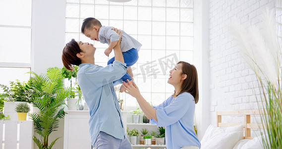 亚洲孩子摄影照片_幸福的家庭与孩子男孩玩和亲吻在家里