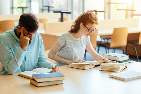青年学生在图书馆为考试学习