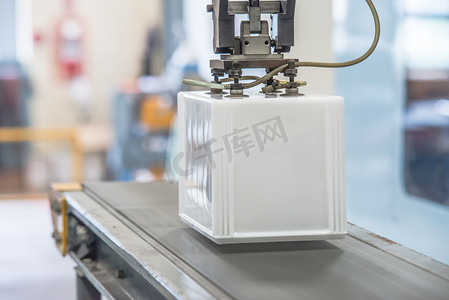 塑料焊接摄影照片_工业机器人在工厂工作