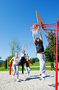 打游戏人摄影照片_打篮球的青少年