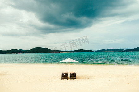 白砂沙滩与两个日光浴浴床，伞，没有人
