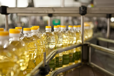 向日葵油在瓶子上移动的生产线上。浅自由度.