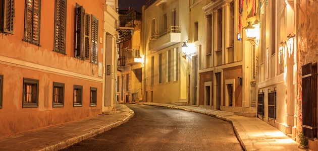 拉普楞寺摄影照片_普拉卡的夜晚, 雅典, 街道两旁的传统建筑。建筑学在希腊.