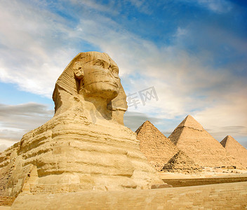 有张力的云彩摄影照片_著名的狮身人面像和下有趣傍晚的云彩，开罗，埃及的大金字塔